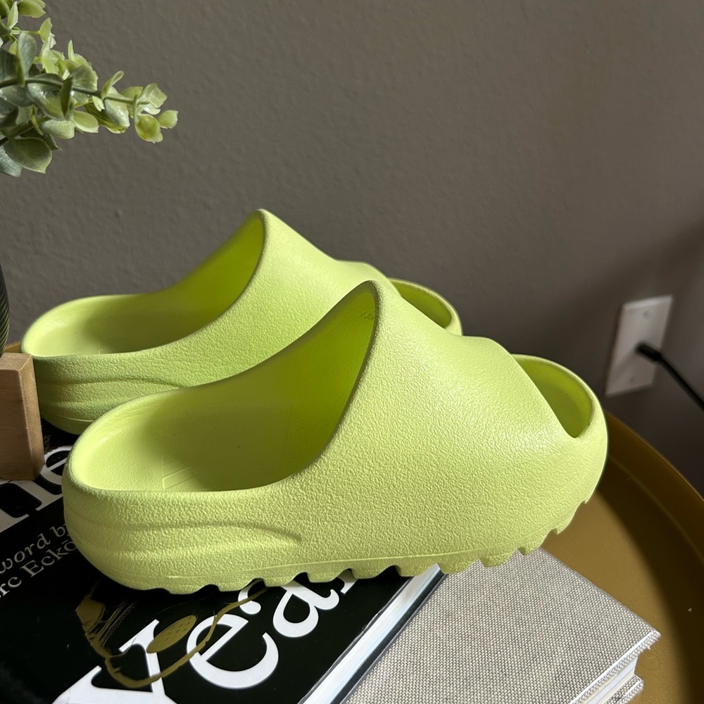 Yeezy slides ‘glow green’ (kids size)